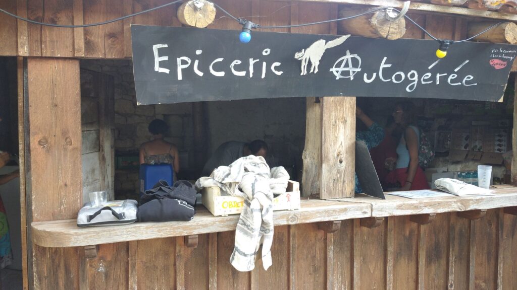 Devanture de l’épicerie éphémère lors des rencontres de permaculture